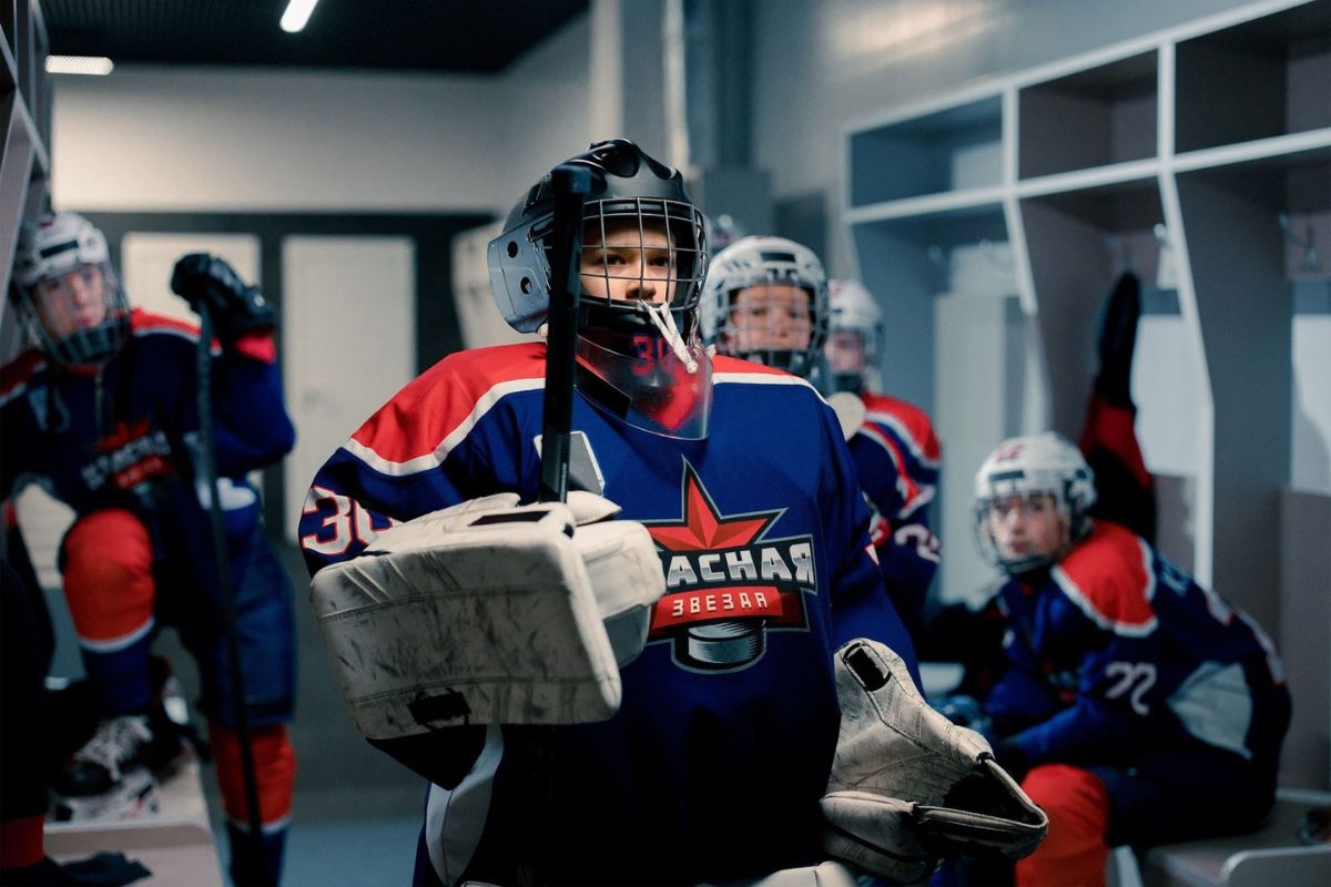 Eishockeyteam bereitet sich in der Kabine auf den Einsatz vor