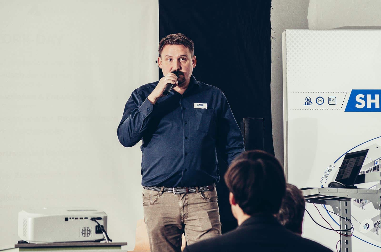 Bernhard Mayr präsentiert technische Inhalte beim Networkday